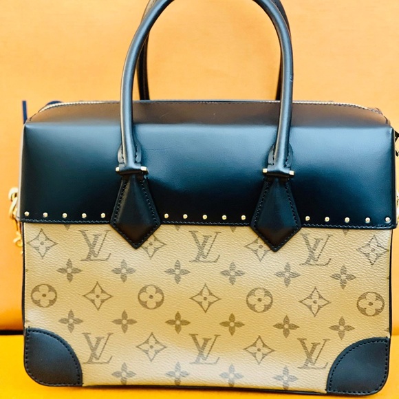 City Malle bag , good condition like new box and full set box receipt - Picture 7 of 11